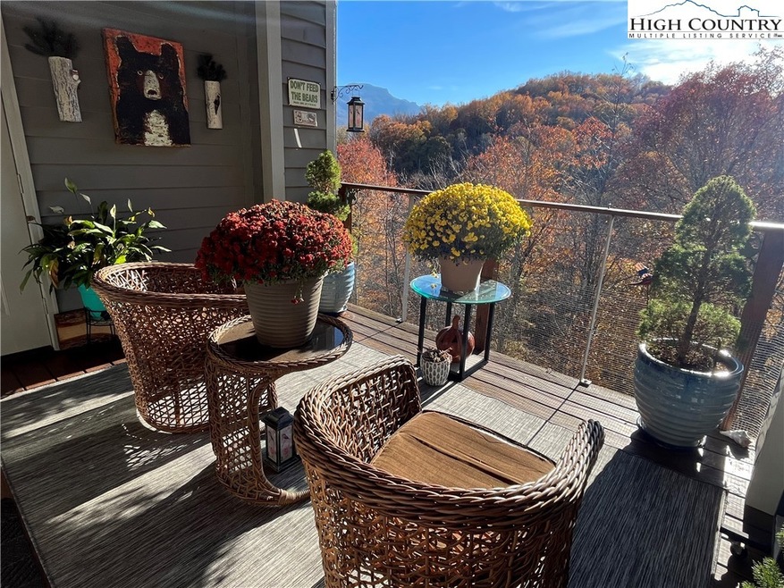 Vibrant Mountain Views! seen from Back Deck at end of Leaf Season!