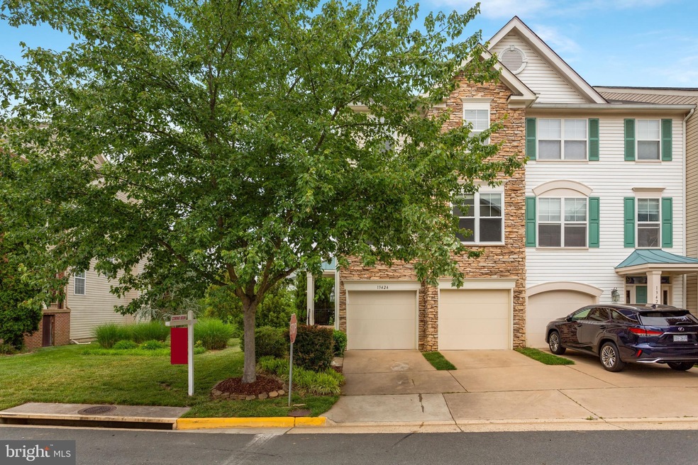 13424 Burrough Farm Dr, Herndon, VA 20171 - photo 1