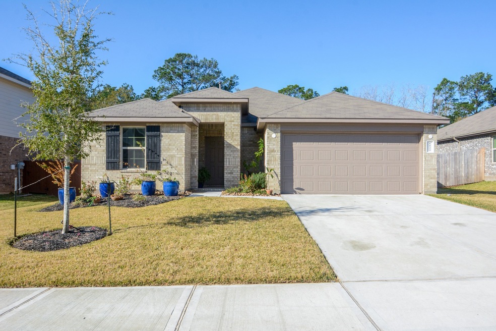 Welcome home to your cosy 3 bedroom home in Water Crest on Lake Conroe.