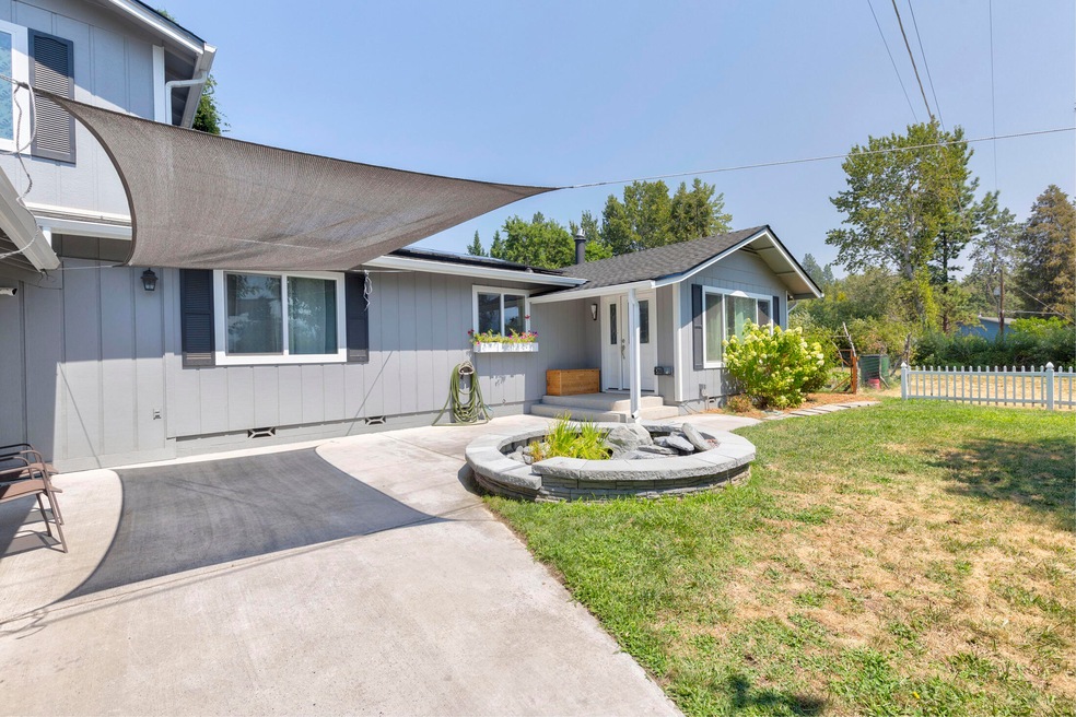 1626 NW F St, Grants Pass, OR 97526 - photo 1