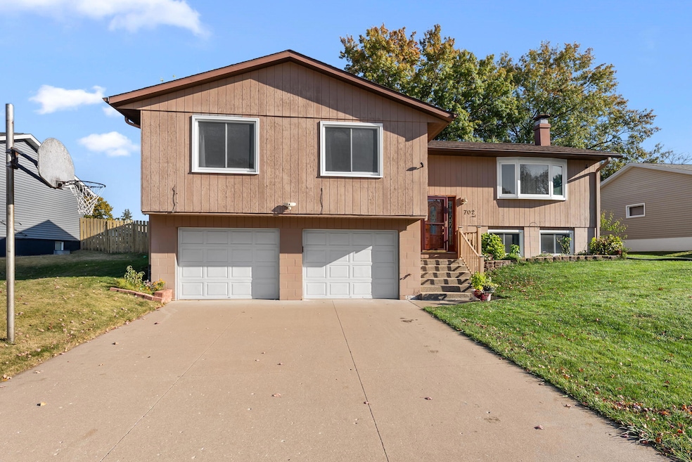 702 Woodland Way, Muscatine, IA 52761 - photo 1