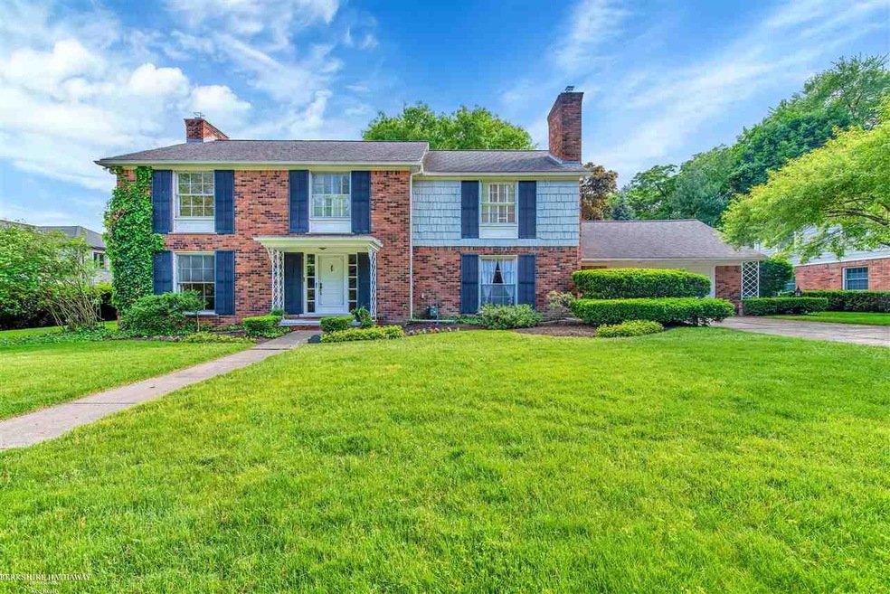 21 Whitcomb Dr, Grosse Pointe Farms, MI 48236 - photo 1