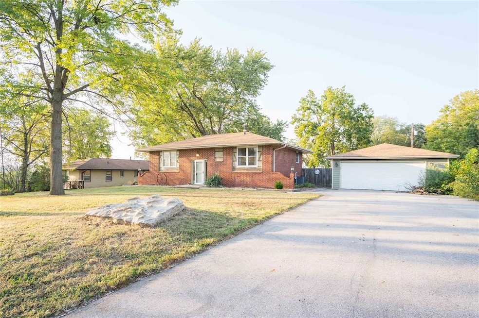 109 Maple St, de Soto, IA 50069 - photo 1