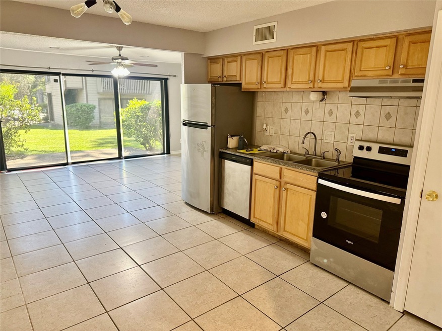 EAT-IN KITCHEN