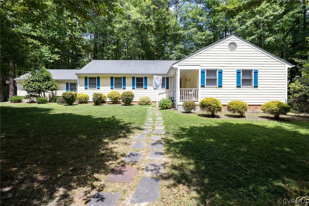 View of front facade with a front yard
