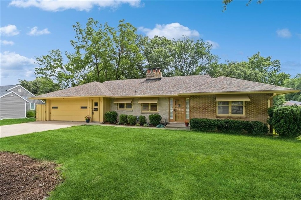 4205 Beaver Ave, Des Moines, IA 50310 - photo 1