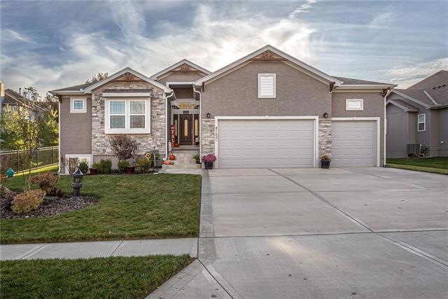 amazing curb appeal in the Estates of Green View R