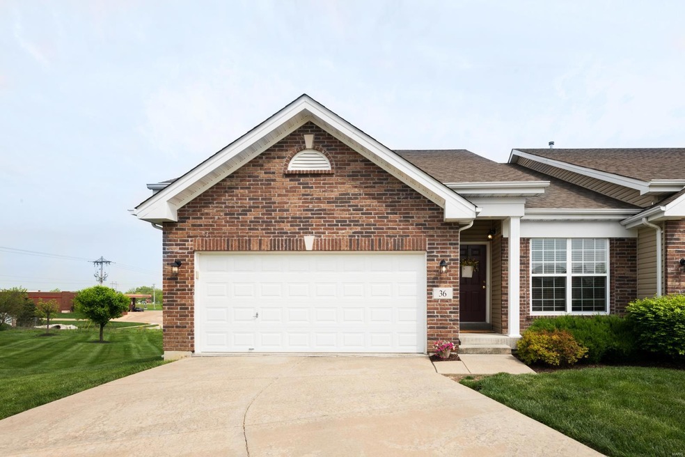 Immaculate villa located on a quiet-cul-de-sac in a convenient location!