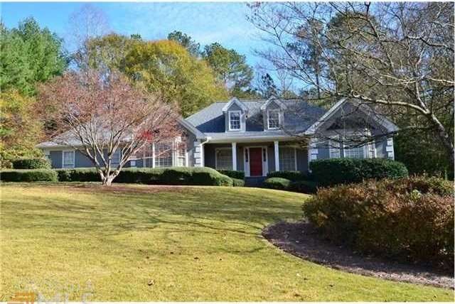 Handsome 1.5 story ranch home with new roof on alm