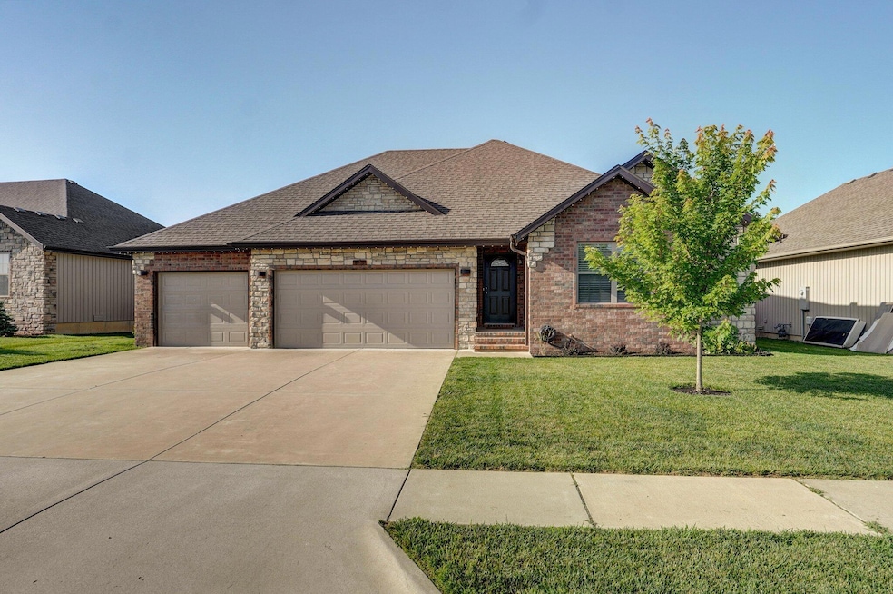 866 E Dyann Dr-1