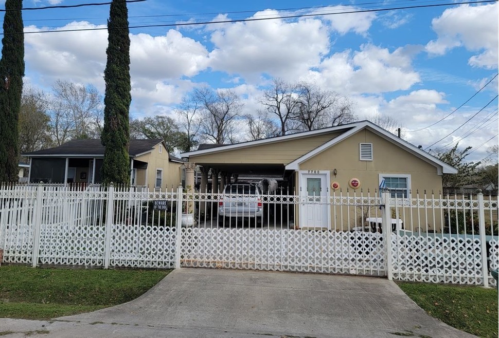 7700 Bauman Rd, Houston, TX 77022 - photo 1