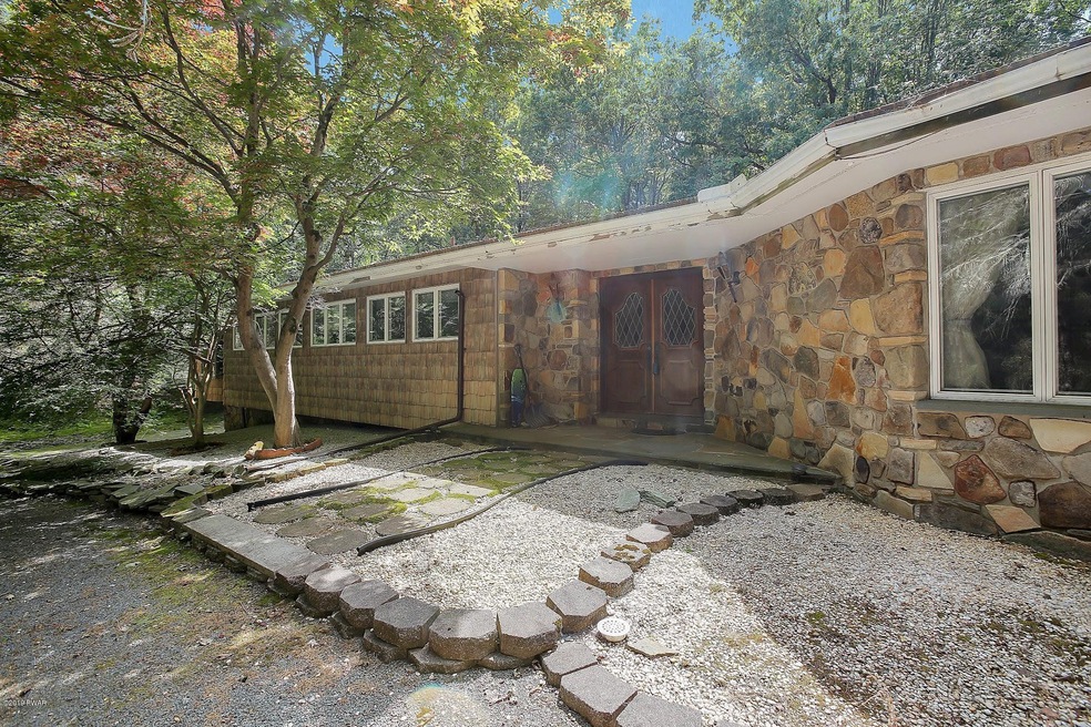 804 Falling Brook Ct, Hawley, PA 18428 - photo 1