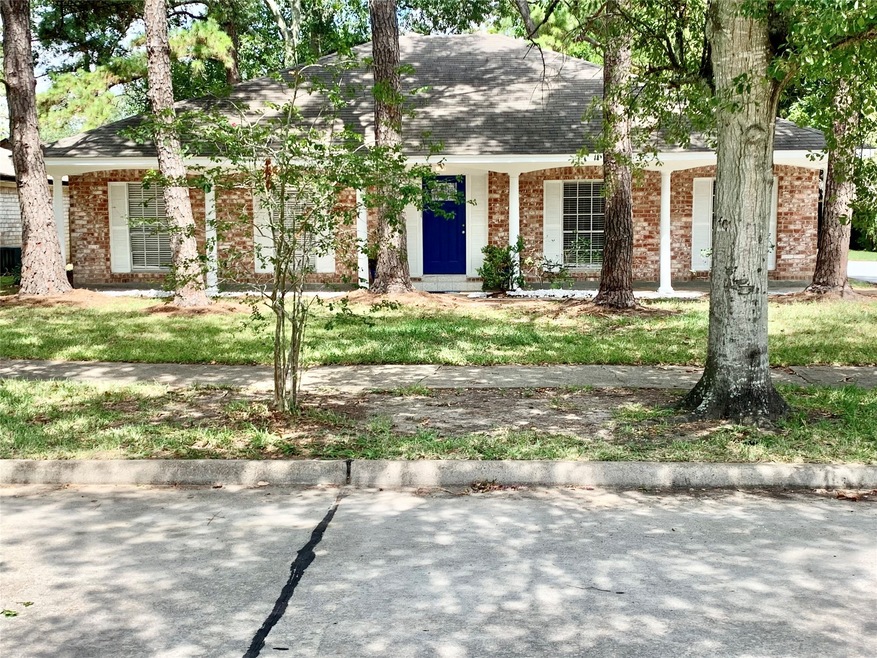 341 W Castle Harbour Dr, Friendswood, TX 77546 - photo 1