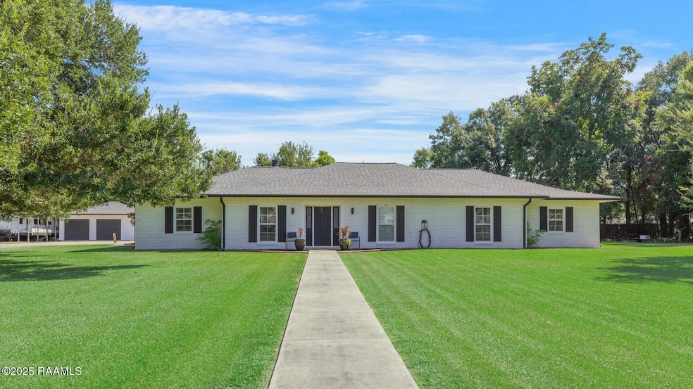 811 W Viator St, Delcambre, LA 70528 - photo 1