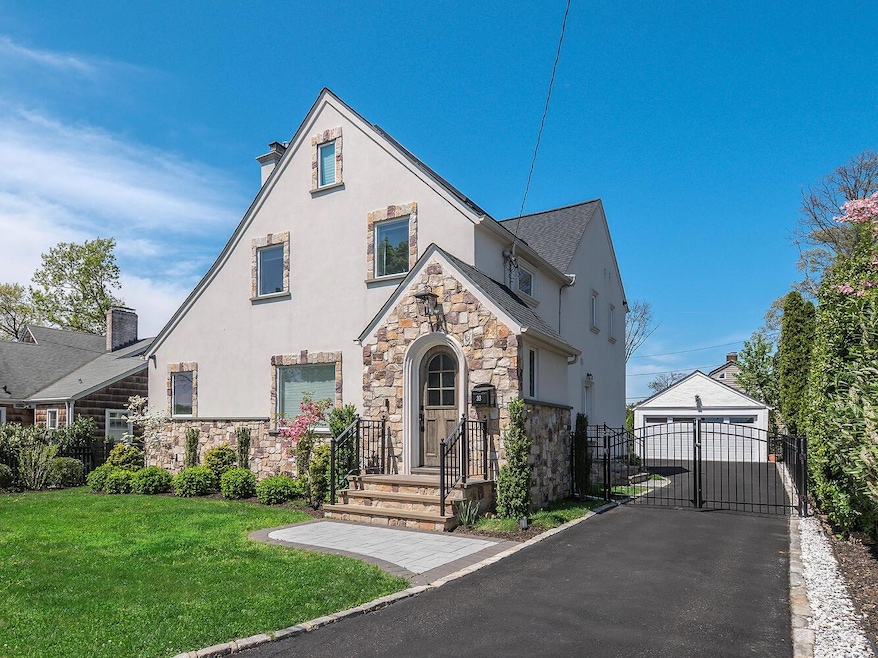 Sold $2,160,000 • Co-Listing Agent