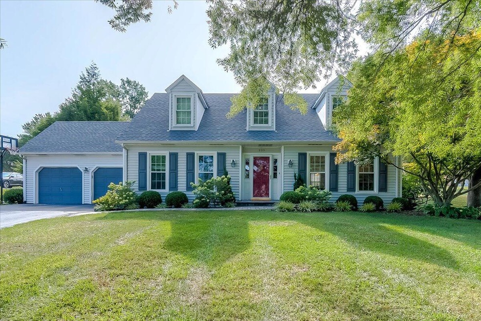 225 Farmbrook Cir, Frankfort, KY 40601 - photo 1