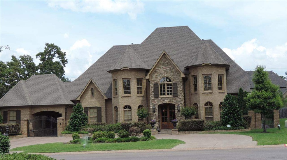 Gorgeous Home in exclusive Devonshire Gardens. Cir