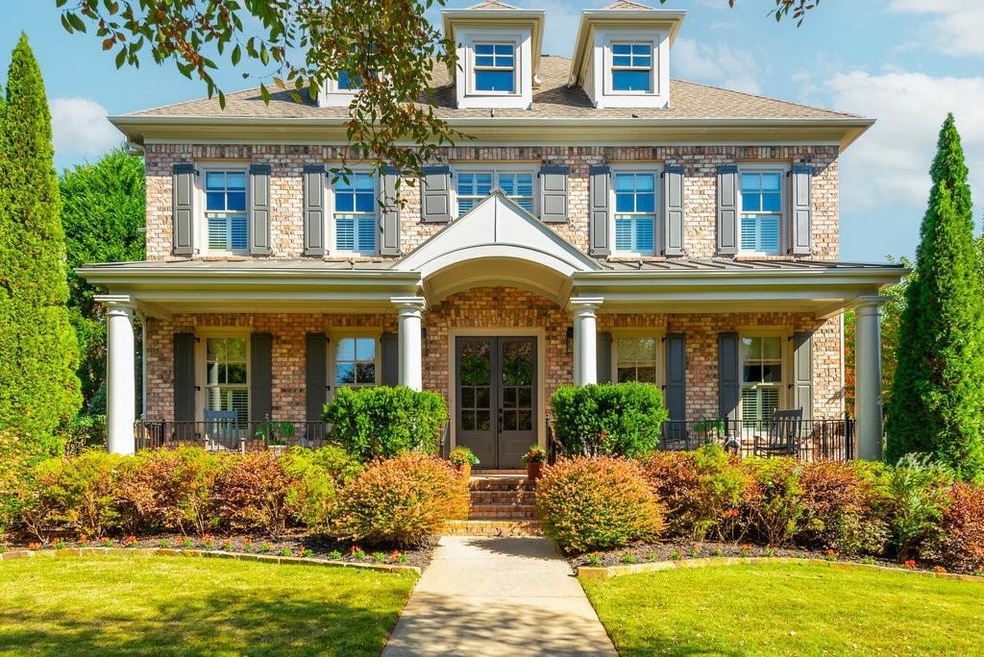 View of front of home featuring a front yard and a