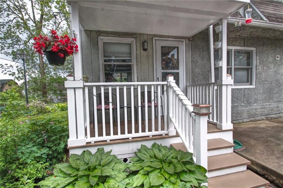 4 Pomander Walk is located in a quiet neighborhood