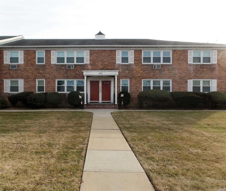 4020 Jerusalem Ave unit 2 D, Seaford, NY 11783 - photo 1