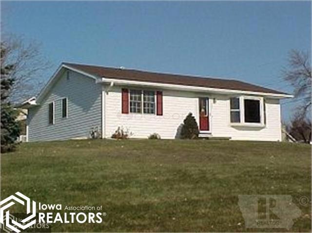 820 S 10th Ave E, Newton, IA 50208 - photo 1