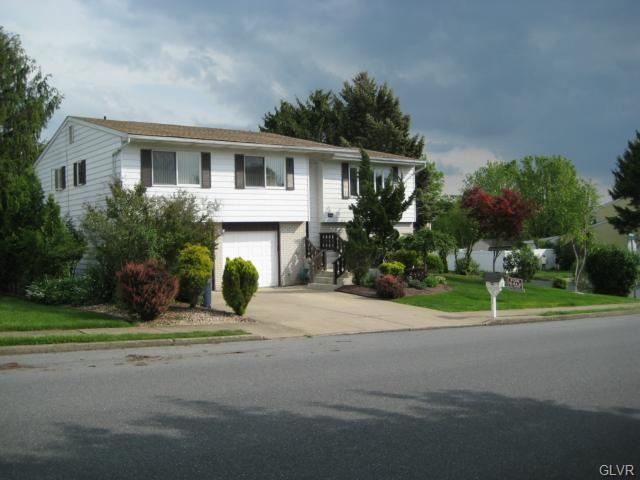 1982 Linden Ln, Whitehall, PA 18052 - photo 1