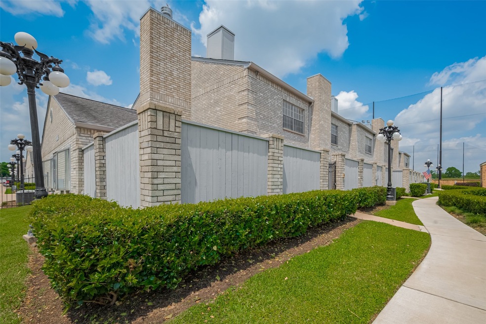 192 Wilcrest Dr unit 192, Houston, TX 77042 - photo 1