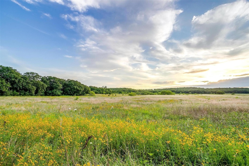Discover the beauty of Rolling Oaks Ranch: 852± ac