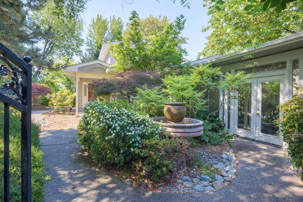 737 SE M St, Grants Pass, OR 97526 - photo 1