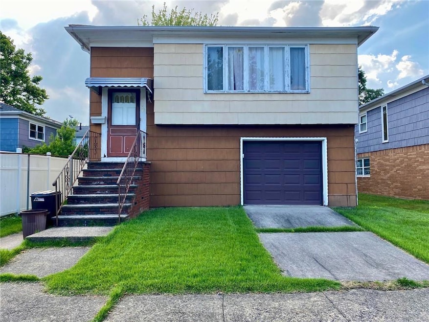 2 floors, 4 bedroom, 2 baths, 2 eat-in kitchens, 2 livingrooms