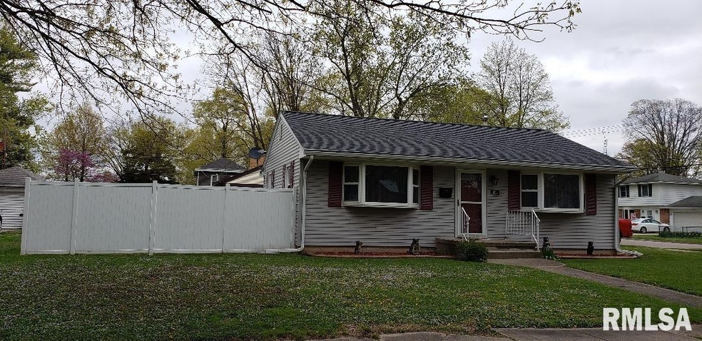 630 Peoria St, Lincoln, IL 62656 - photo 1