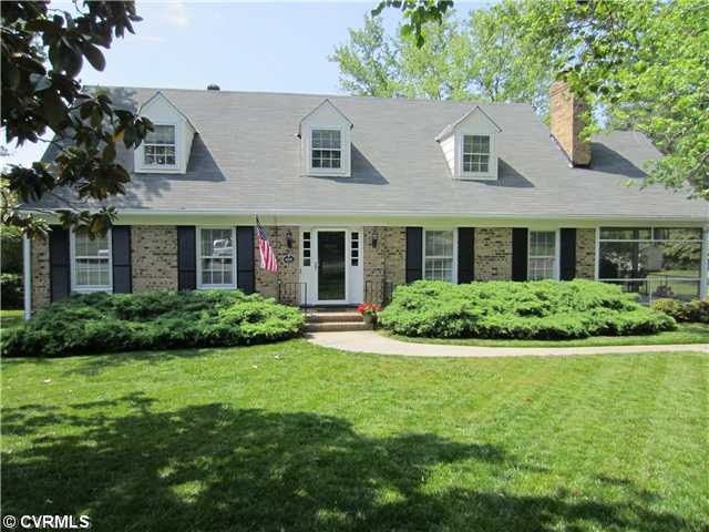 Exterior Front - Charming LAKEFRONT Cape Cod locat