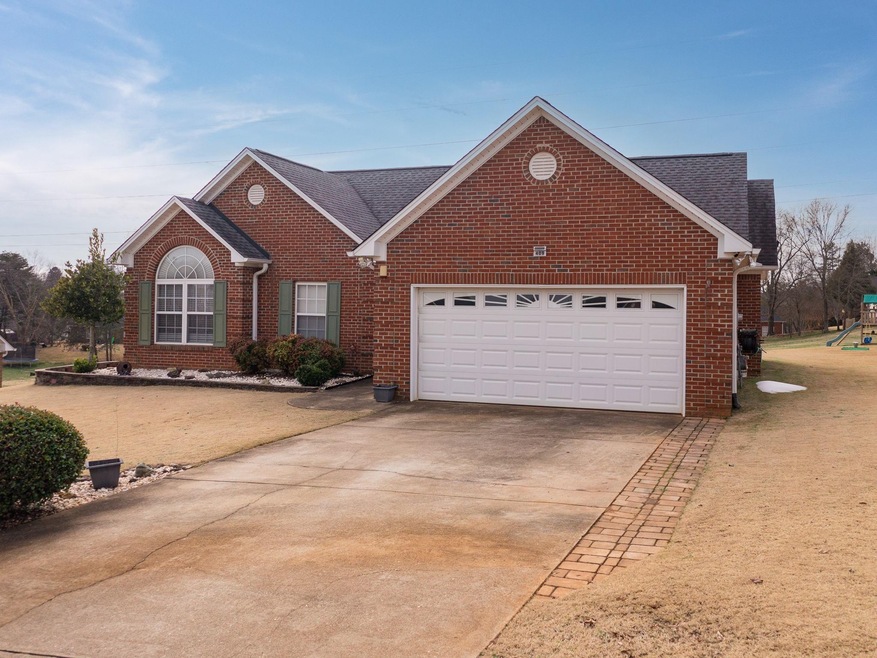 409 Glen Crest Dr, Moore, SC 29369 - photo 1