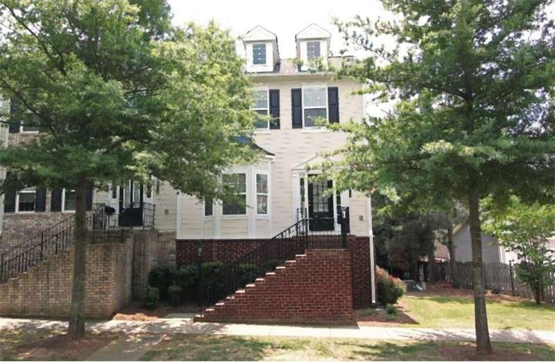 3774 Lake Point Boulevard in Suwanee Station.  Lov