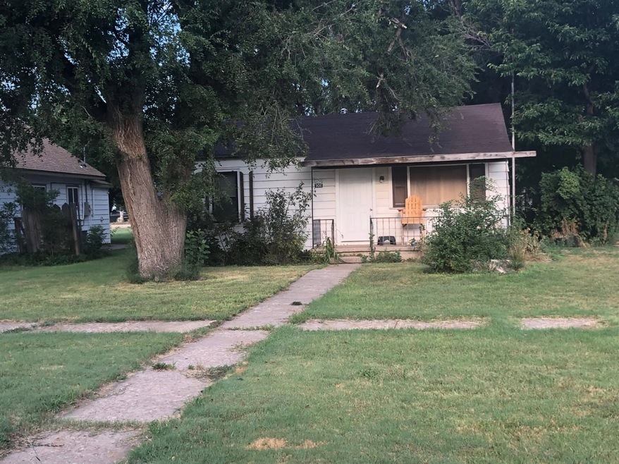 101 S Monroe St, Hugoton, KS 67951 - photo 1