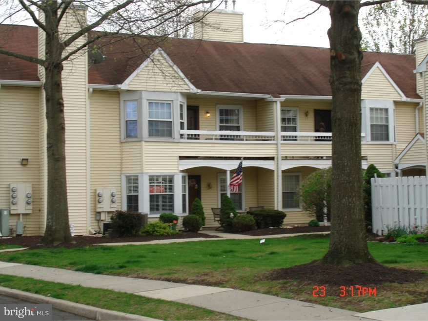 32 Mill Run W, Hightstown, NJ 08520 - photo 1