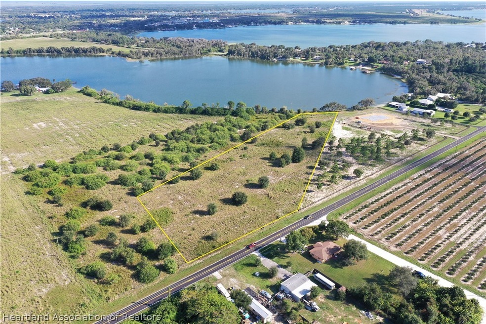 991 Lake Dr E, Lake Placid, FL 33852 - photo 1