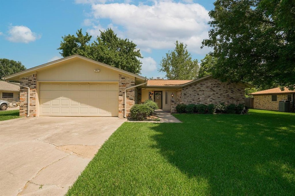 2013 Everglade Dr, Gainesville, TX 76240 - photo 1