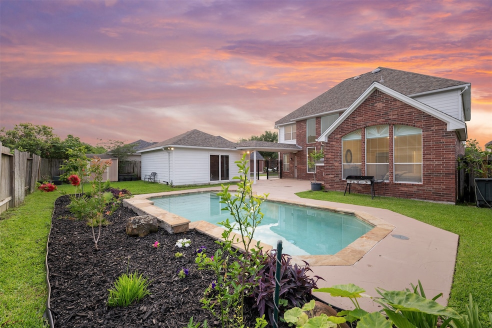 Beautiful 4 bedroom home with pool lociated in the