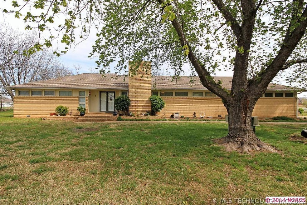 Brick one level home with easy access to expresswa