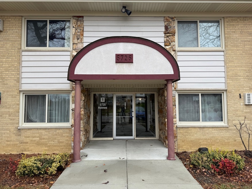 5725 Holmes Ave unit 15, Clarendon Hills, IL 60514 - photo 1