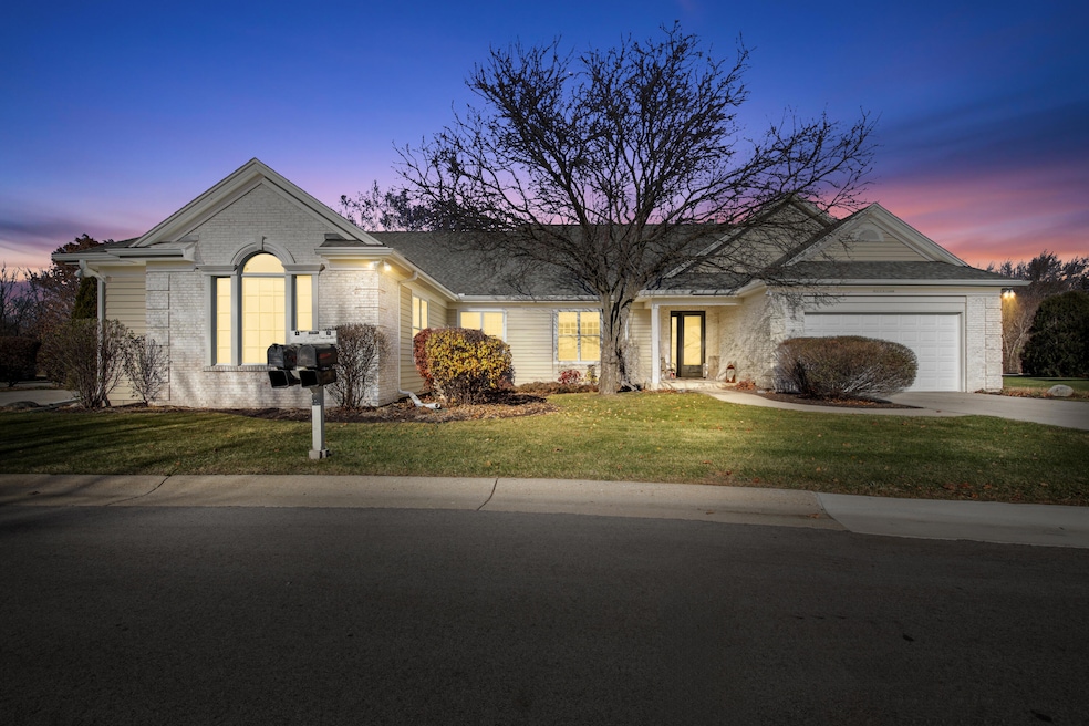 W233N3088 Oakmont Ct E unit B, Pewaukee, WI 53072 - photo 1