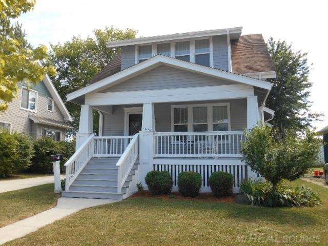 Nice newer vinyl siding and recently painted cedar