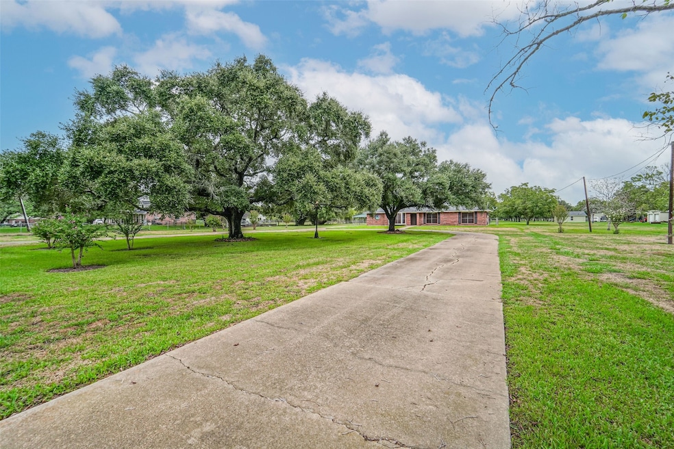 7201 Cemetary Rd, Manvel, TX 77578 - photo 1