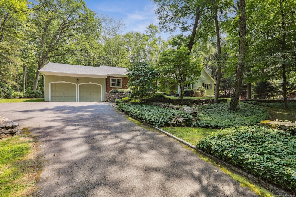 20 Winding Brook Ln, Redding, CT 06896 - photo 1