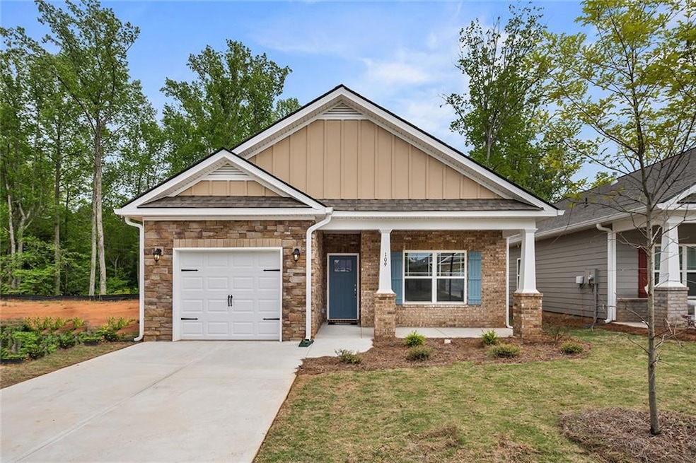 Craftsman house with covered porch, a garage, and 