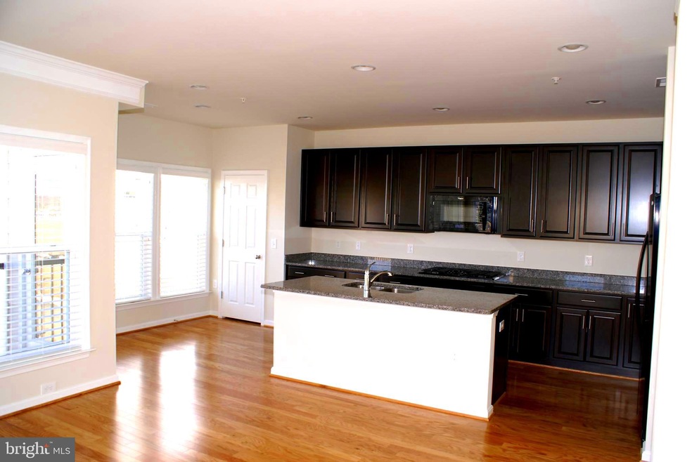 2932 Finsbury Place unit 110, Fairfax, VA 22031 - photo 1