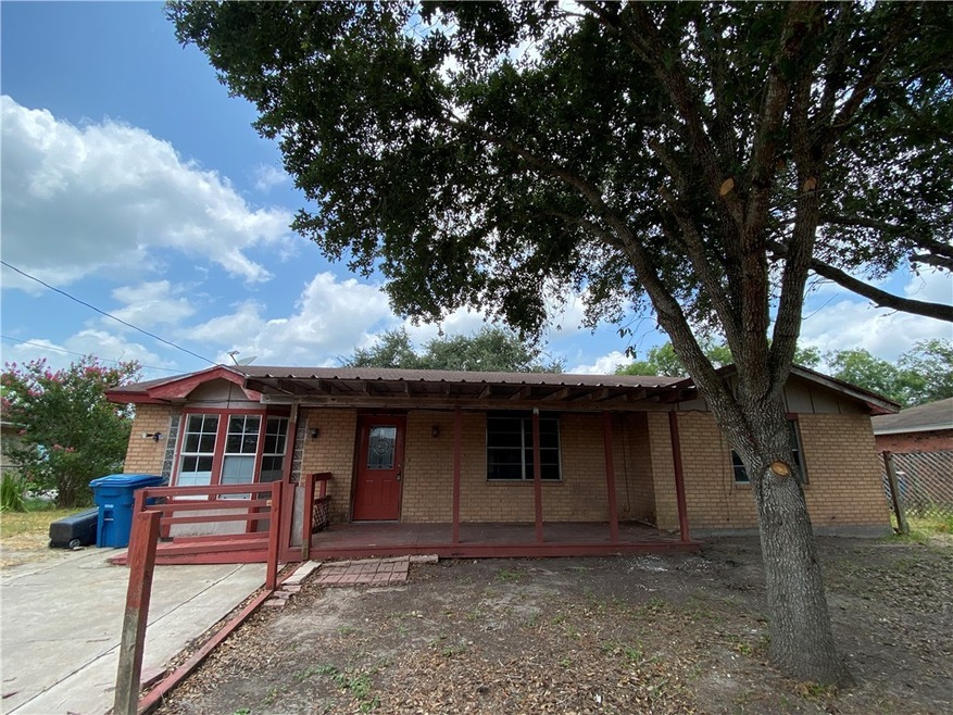 904 W Walton St, Beeville, TX 78102 - photo 1