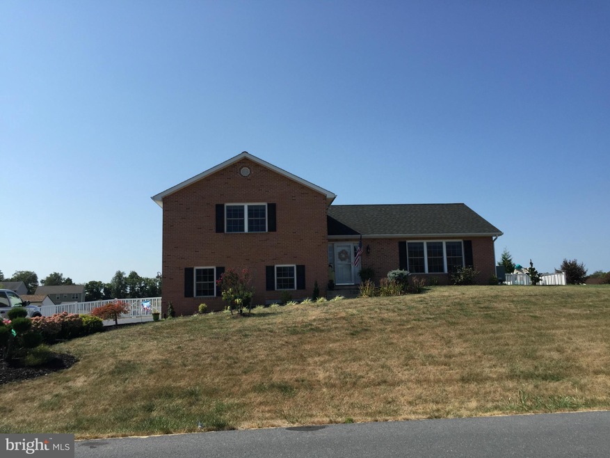 702 Rutherford Dr, Greencastle, PA 17225 - photo 1