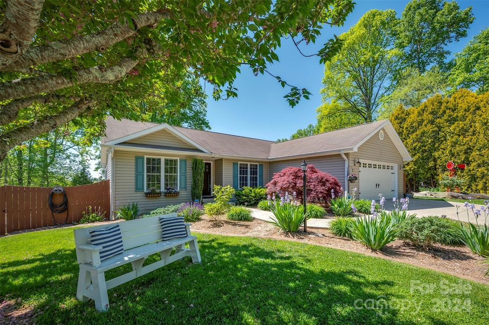 125 Red Cedar Dr, Hendersonville, NC 28792 - photo 1